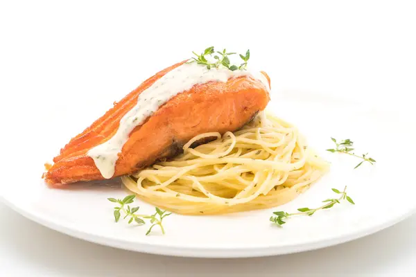 Spaghetti with fried salmon — Stock Photo, Image