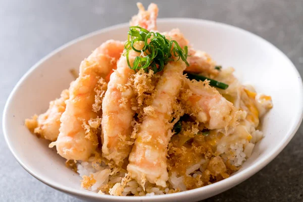 Camarones fritos tempura en el tazón de arroz cubierto — Foto de Stock