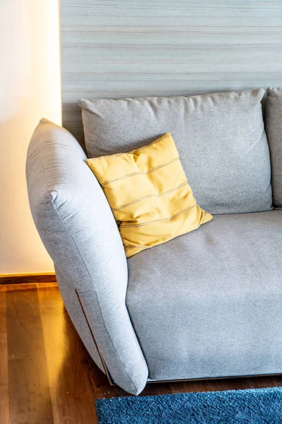 Подушка на дивані прикраса інтер'єру — стокове фото