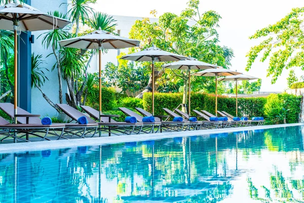 Belle parasol et chaise autour de la piscine à l'hôtel et r — Photo