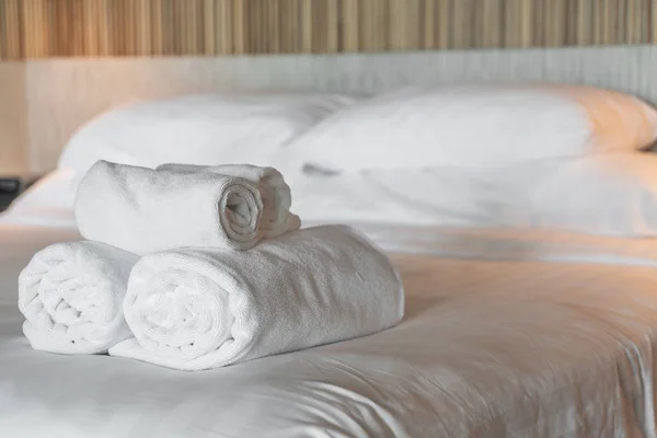 Toalha branca na cama — Fotografia de Stock