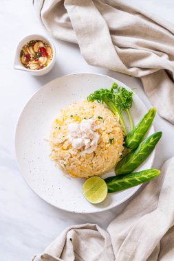 Yengeç kızarmış pilav