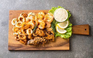 soslu kızarmış deniz ürünleri (mürekkep, karides, midye)