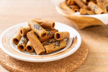 Taylandlı çıtır Hindistan cevizi rulo