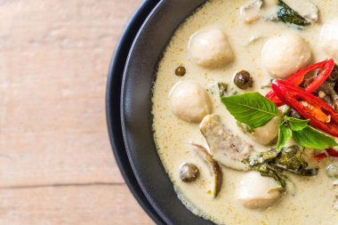 Balık topu ile yeşil köri