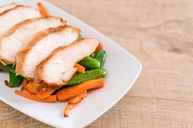 Yeşil bezelye ve havuç ile ızgara tavuk