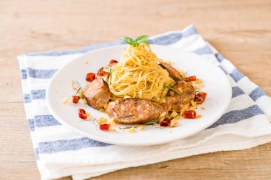 Sai Aua (Notrhern Tay baharatlı sucuk ile tavada kızartılmış spagetti)