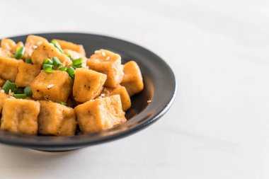 Kızarmış Tofu susam bir kase