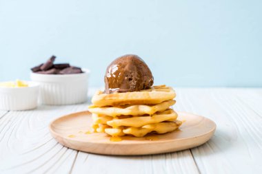 Çikolatalı dondurma waffle ile