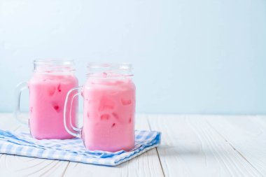pembe çilek milkshake