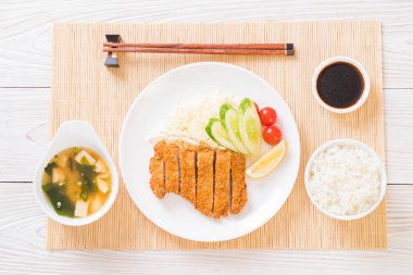 Japon derin kızarmış domuz pirzola (tonkatsu kümesi)