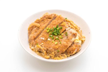 Kızarmış domuz pirzola tabağı (Katsudon)