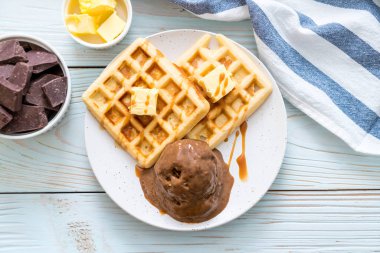 Çikolatalı dondurma waffle ile