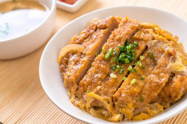 Kızarmış domuz pirzola tabağı (Katsudon)