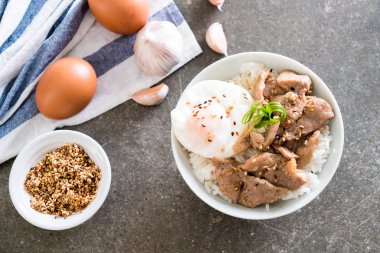 yumurta ile tepesinde pirinç Sarımsak soslu tavada kızartılmış domuz eti