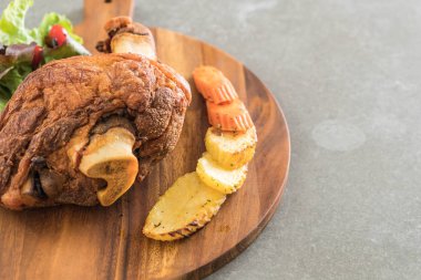 Gevrek domuz knuckle veya Alman domuz Hocks