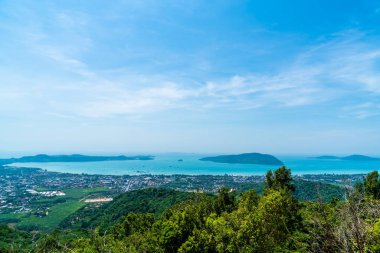 Phuket şehir manzarası ile deniz plaj 
