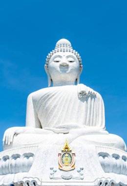 Beyaz mermer Big Buddha mavi gökyüzü ile
