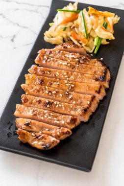 sebze ile dilimlenmiş domuz biftek ızgara 