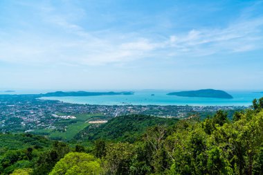 Phuket şehir manzarası ile deniz plaj 
