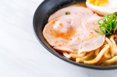 Baharatlı miso udon ramen noodle domuz eti ile