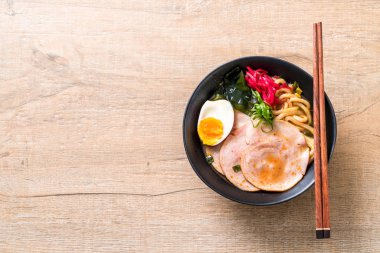 Baharatlı miso udon ramen noodle domuz eti ile