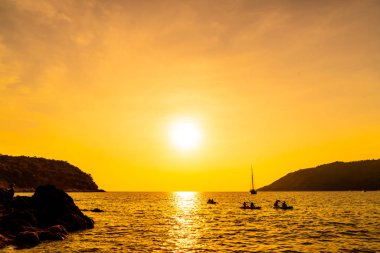 siluet tekne deniz ve okyanus güzel günbatımı gökyüzü ile