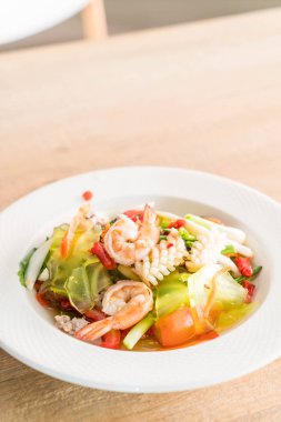 Deniz ürünleri ile baharatlı Shanghai şehriye salatası