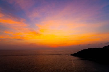 günbatımı güzel alacakaranlık gökyüzü ile deniz ve okyanus