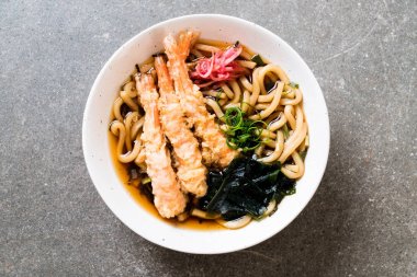 Udon ramen noodle ile karides tempura 