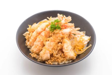 kızarmış karides tempura üzerinde pirinç kase tepesinde