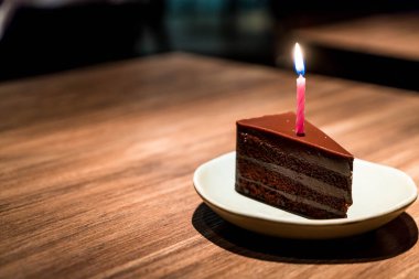 doğum günü mumlarımı ile çikolatalı kek