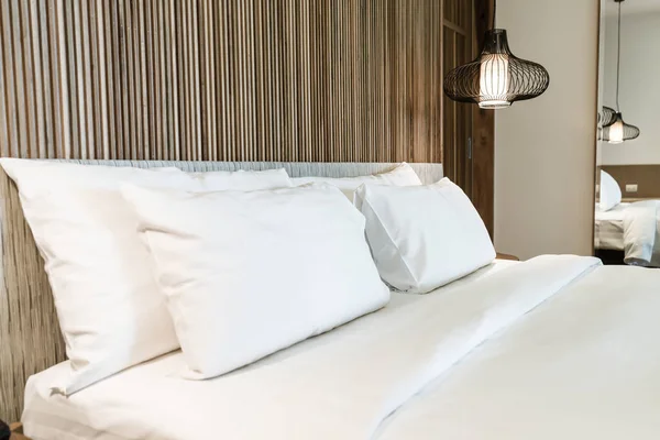 Зручна подушка на прикрасі ліжка в спальні готелю — стокове фото