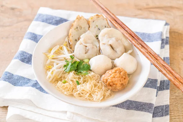 Nouilles avec boule de poisson dans la soupe — Photo