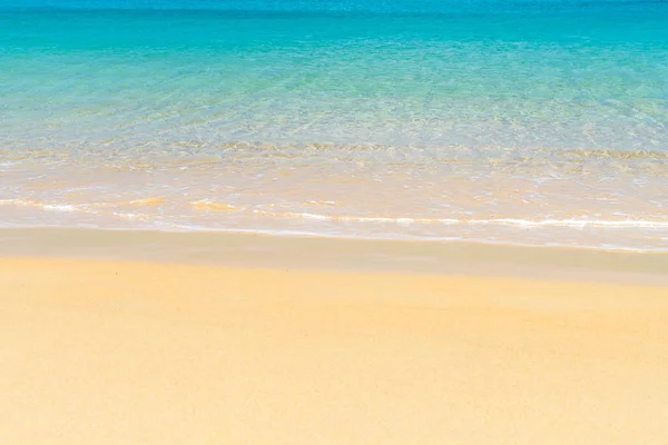 Hermosa playa tropical y el mar en la isla del paraíso — Foto de Stock