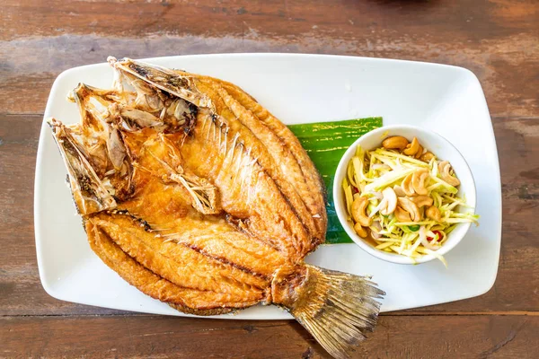 Peixe snapper frito em molho de peixe — Fotografia de Stock
