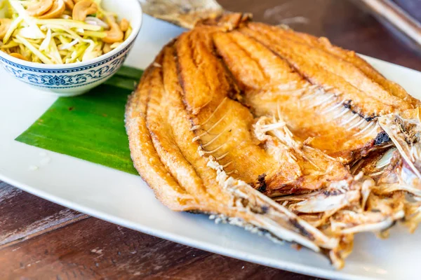 Ikan kakap goreng dalam saus ikan — Stok Foto