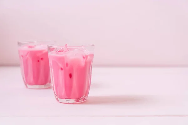 粉红色草莓奶昔 — 图库照片