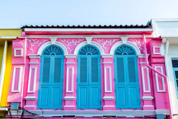 Beautiful architecture at Phuket old town with old buildings in — Stock Photo, Image