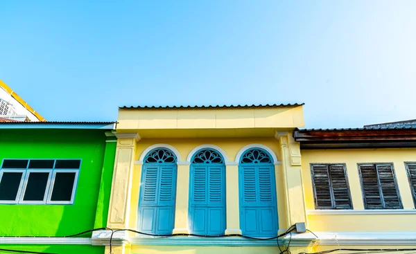 Bela arquitetura em Phuket cidade velha com edifícios antigos em — Fotografia de Stock