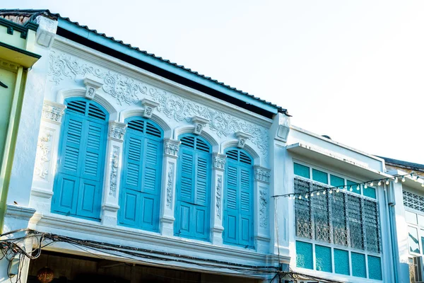 Belle architecture à la vieille ville de Phuket avec de vieux bâtiments dans — Photo