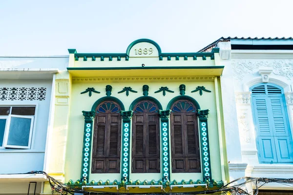 Schöne Architektur in der Altstadt von Phuket mit alten Gebäuden in — Stockfoto