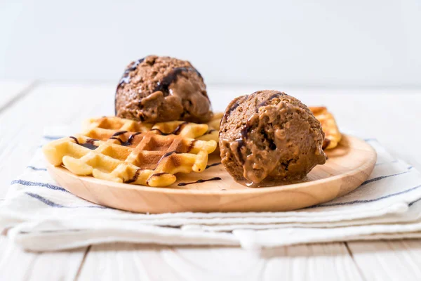 Helado de chocolate con gofre — Foto de Stock