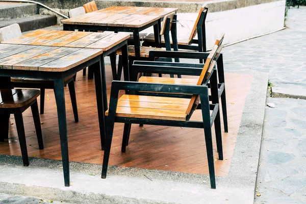 Mesa de madeira vazia e cadeira no restaurante ao ar livre — Fotografia de Stock