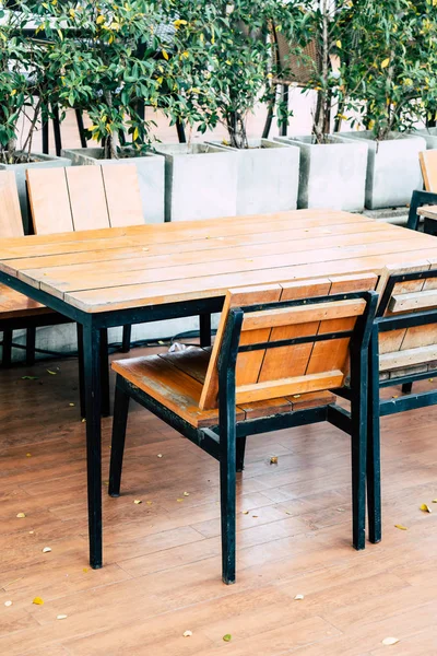 Pusty stół z drewna i krzesełka w restauracji na świeżym powietrzu — Zdjęcie stockowe