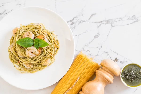 Espaguetis de pasta con pesto verde y camarones — Foto de Stock