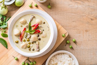 Balık topu ile yeşil köri