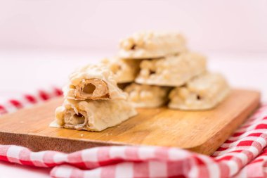 beyaz çikolata karamel ve gevrek gevrek bar ile