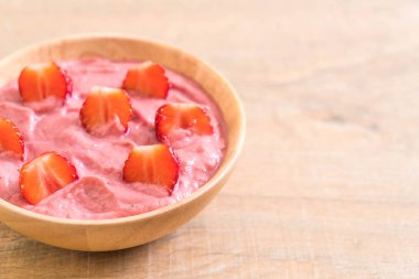 çilek smoothies kase