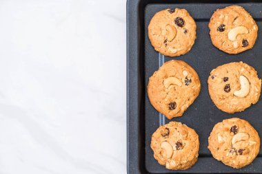 Kuru üzüm ve kaju fıstığı ile tatlılar